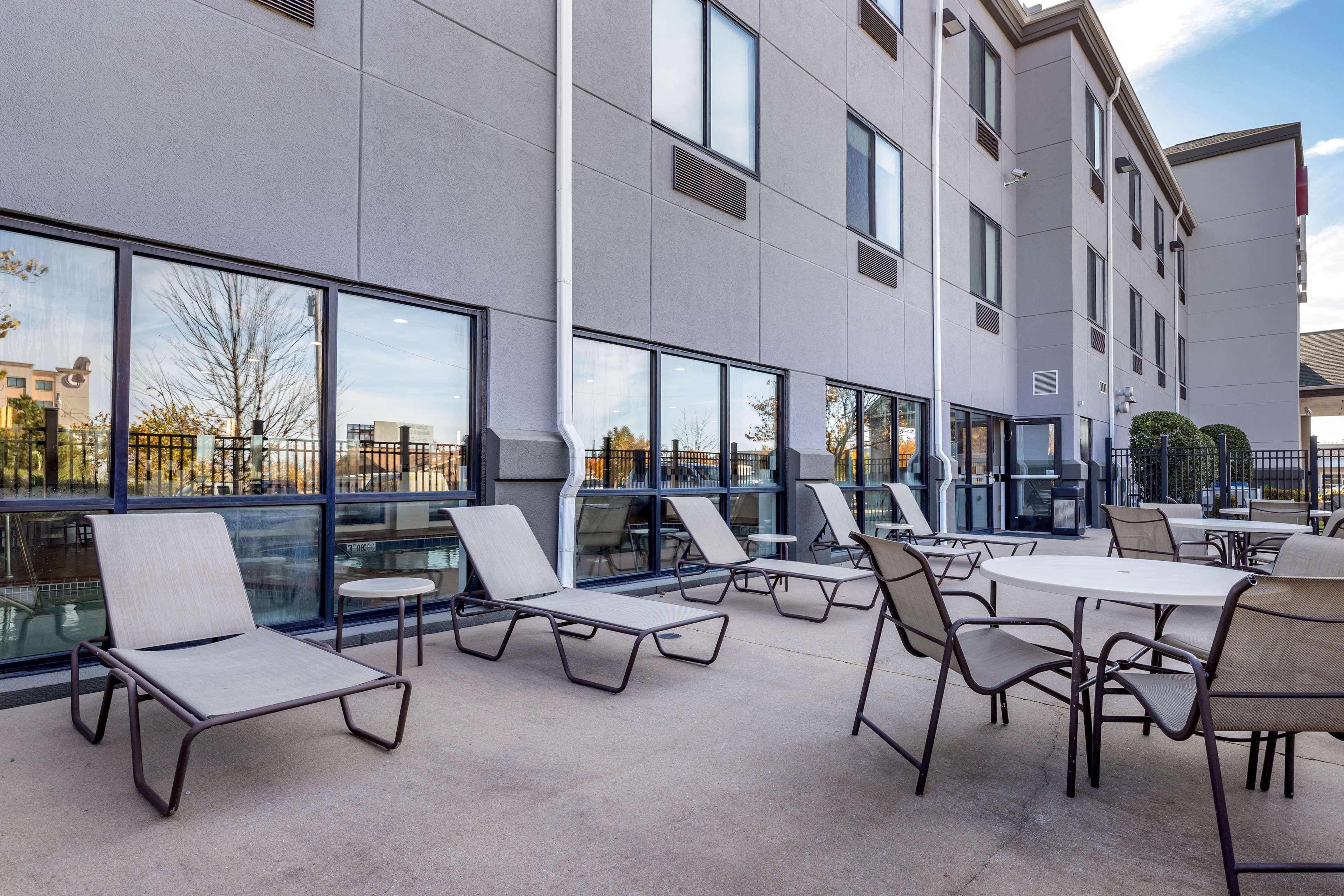 Best Western Plus Castlerock Inn & Suites Bentonville Buitenkant foto