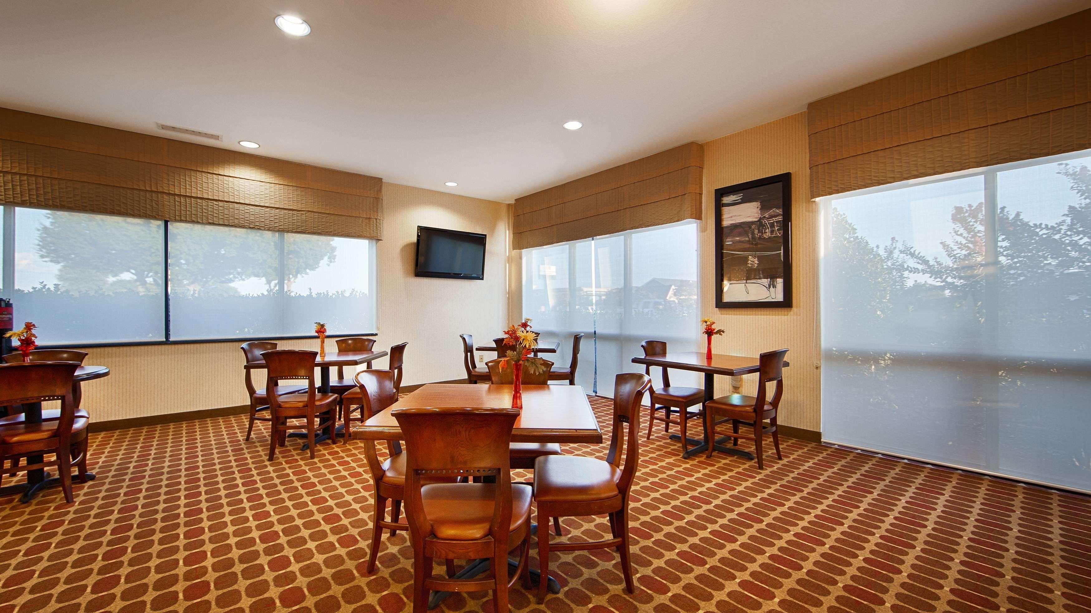 Best Western Plus Castlerock Inn & Suites Bentonville Buitenkant foto
